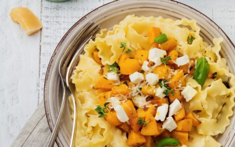 piatto di pasta con zucca e mozzarella di bufala campana dop