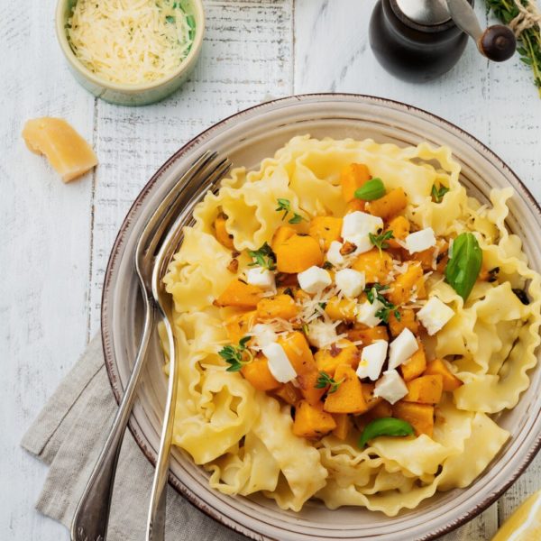 piatto di pasta con zucca e mozzarella di bufala campana dop