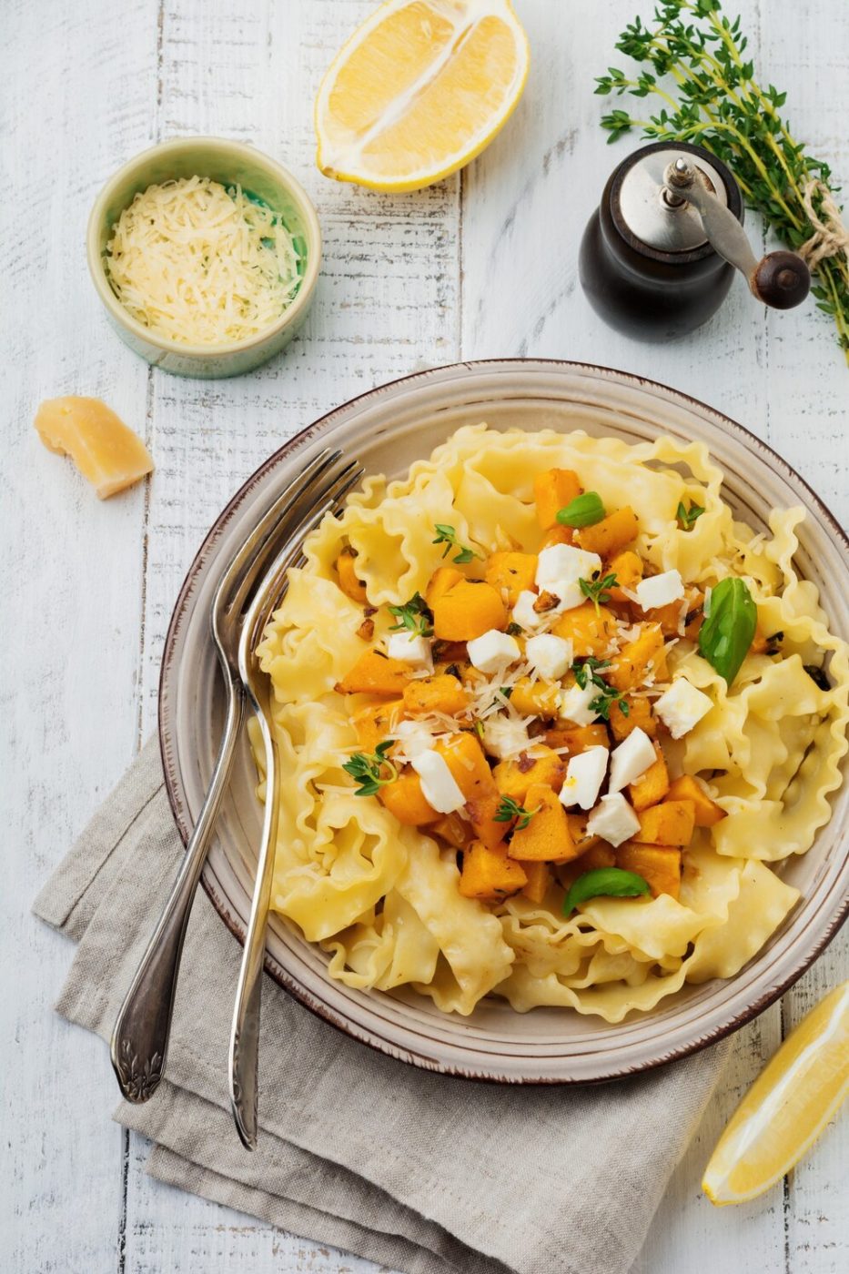 piatto di pasta con zucca e mozzarella di bufala campana dop