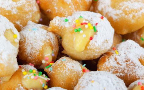 dolci tipici di Carnevale con zucchero a velo e ricotta
