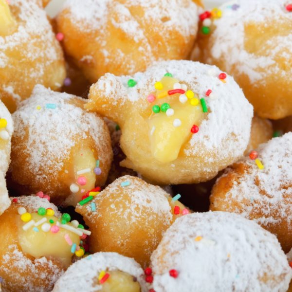 dolci tipici di Carnevale con zucchero a velo e ricotta